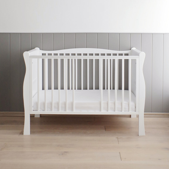 Lit bébé 60x120 cm blanc en pin massif avec barreaux amovibles – Noble Cot
