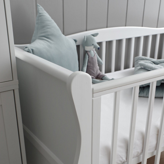 Lit bébé 60x120 cm blanc en pin massif avec barreaux amovibles – Noble Cot