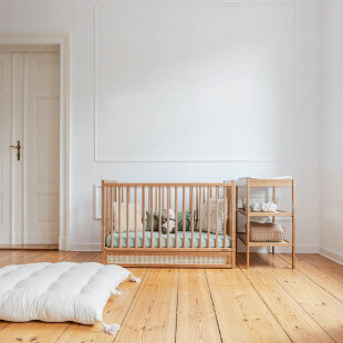 Lit bébé BOHO noyer clair 120x60 avec tiroir inclus et matelas en option