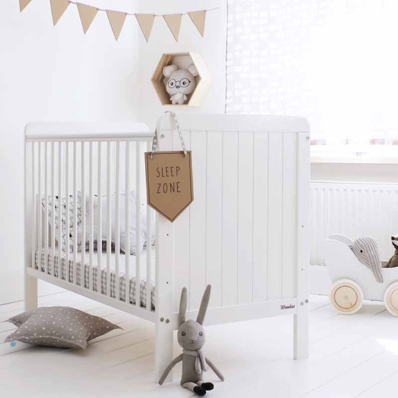 Lit bébé 60x120 cm blanc en pin massif avec barreaux amovibles – Country