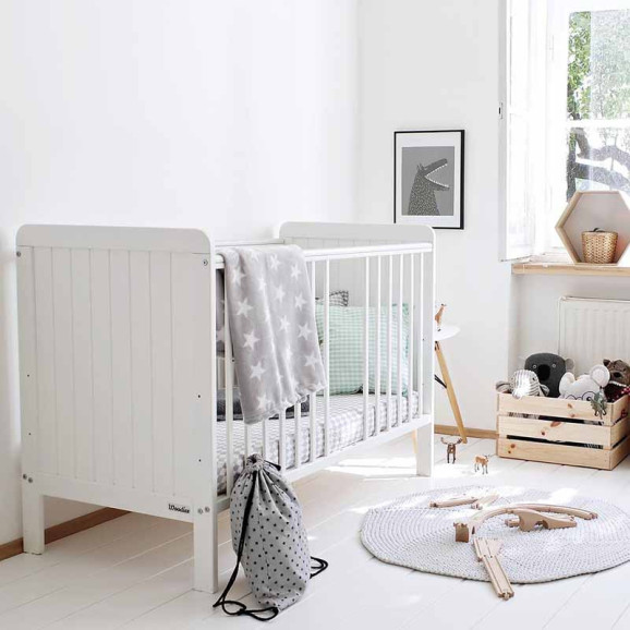 Lit bébé 60x120 cm blanc en pin massif avec barreaux amovibles – Country