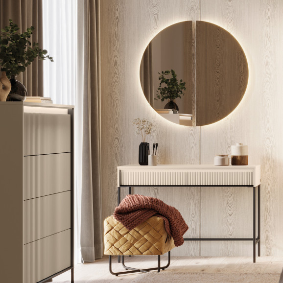 Commode haute à façades rainurées combine design élégant, grande capacité de rangement et durabilité.