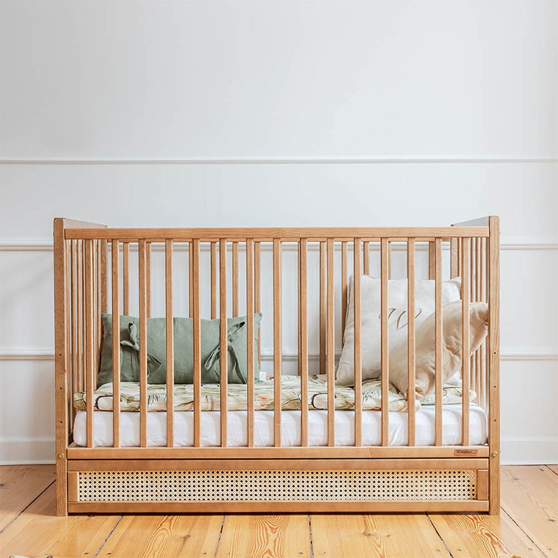 Lit bébé a barreaux en noyer clair avec tiroir de rangement