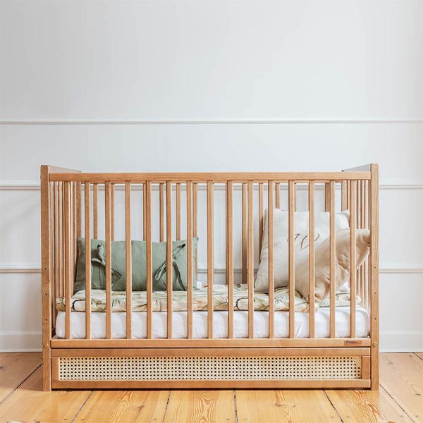 Lit bébé a barreaux en noyer clair avec tiroir de rangement