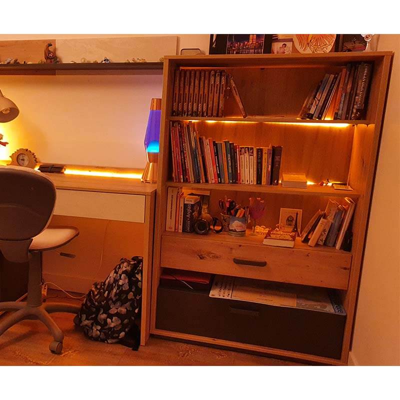 Bibliothèque haute Qubic avec éclairage LED pour chambre ado